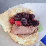 世界で2番めにおいしい焼きたてメロンパンアイス - 料理写真:ミックスベリーのメロンパンサンド　バニラアイスかチョコアイスかえらぶことができて、冷凍ブルーベリー＆いちごそこそこで、がぶりつく系のミャ