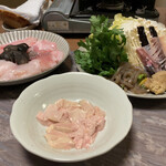 ご馳走 青柳 - どぶ汁の材料一式。「アンコウの七つ道具」と言われる、アンコウの「白身・あん肝・水袋（胃）・ぬの（卵巣）・えら・ひれ・皮」と野菜、糸コンなど。