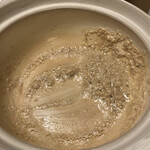 ご馳走 青柳 - 空の土鍋に、生のあん肝をたっぷり入れて弱火にしながらヘラでじっくり撹拌して伸ばします