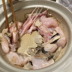 ご馳走 青柳 - あんこうの七つ道具を入れて、弱火のまま撹拌します。この時点でまだ水分はありません。