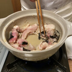 ご馳走 青柳 - 暫く撹拌を続けると、あんこうから水分が出てきて、白味噌の味噌汁のような色の出汁がなべ底に溜まってきます