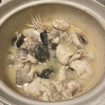 ご馳走 青柳 - 水分がだいぶ溜まってきて、野菜を入れる直前の状態です