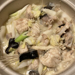 ご馳走 青柳 - 野菜を入れると、野菜からも水分が出てきます。蓋をして少し煮込みます。