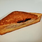トミーズ - フレンチトースト風の厚切り食パンに、マヨネーズとあえたツナとチーズ入り、ツナチーズサンド180円
