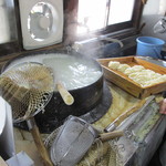 讃岐うどん がもう - 店内に入ると、大きな茹で釜。ここで注文すると、どんぶりにうどんを入れてくれます。
