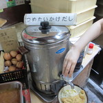 讃岐うどん がもう - お会計を済ませたら、横にある冷たいかけだしを注いだら出来上がり。対面の流しには、熱いかけだしと薬味があります。