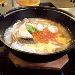 Zousuiya Sansuke - 「秋鮭の親子ときのこの卵雑炊」（1050円＋税）木の蓋を開けると湯気の中から、豪華な全貌が現れます