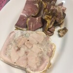 Abats - 豚バラ肉のリエットのテリが素晴らしい　猪ハムも美味しそうです