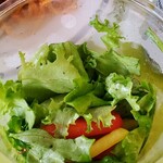 スマイルキッチン - サラダは添付のフレンチドレッシングを入れて、フリフリして混ぜる！