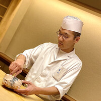 木山 - 丁寧に抹茶を点てる木山さん。