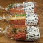 焼きたて工房 ハローズ大門店 - 合鴨ロースドッグ(オニオンソース添え)、えびたまドッグ、焼きそばドッグ　各(税抜)125円　(2020.11.07)