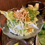 Shiyun Sai Ando Kafue - 野菜サラダには柿が入っている。
      酸味のあるドレッシングが使用されている。