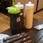 お好み焼・鉄板焼 ファミリー居酒屋 偶  - 調味料類