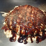 お好み焼・鉄板焼 ファミリー居酒屋 偶  - おソース投入