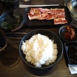 Yakiniku Motobi - カルビ120g定食（サラダ、ワカメスープ、ソフトドリンク付） 980円(税込)