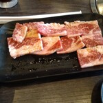 Yakiniku Motobi - カルビ120g定食（サラダ、ワカメスープ、ソフトドリンク付） 980円(税込)