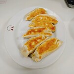 萬里 - 焼き餃子…盛り付けが (笑)