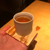 TTOAHISU - 熱いのでこのまま頂くのがお店のstyle
                    安心して下さい、コースターに窪みが有るので
                    ズレません　笑