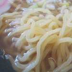 ラーメン武蔵 - 麺の様子。滑り良いがムチムチしてる麺質で、旨い！