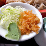 生蕎麦 海老家 - 「めん（もり）付 天丼（蕎麦・丼物とも大盛り）」の薬味