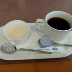 カルダモン - デザートの紅茶のプリンとホットコーヒー。