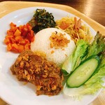 モンゴ モロ - 手前がルンダン。牛肉をココナッツミルクでじっくり煮込んだ料理