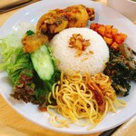 モンゴ モロ - アヤムゴレンのナシ・チャンプル