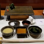 Sushisho Nomura - 葉ワサビ、酢味噌、のむら特製出汁醤油、ポン酢、梅肉、塩、黒胡麻、ワカメ、
                和らぎ(お冷や)も最初から出ていて、霧島の水を使われています。