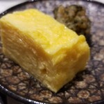 Sushisho Nomura - (01)厚焼き玉子
                厚焼きはやや甘口で程よいシットリ感
                お鮨屋さんで最初に玉子が出るお店は凄く珍しい。