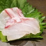 鮨匠 のむら - (03)真鯛(鹿児島県開聞岳沖産、2.8kg・雄、1日寝かせ)
      外洋生息の真鯛は海老・蟹でなく小魚を食べているので滋味よりも脂の旨みが優勢
      でもクドくなく、5日寝かせの様な旨みとプリッとした食感を両立