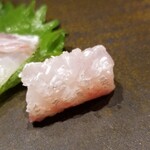 鮨匠 のむら - (04)真鯛のハラミ(鹿児島県開聞岳沖産、2.8kg、1日寝かせ)
      産卵期は春～初夏、旬は秋～晩冬
      当然ながらハラミなので脂のりがよく、甘みもしっかり
      これも1日寝かせとは思えない旨みがあります。