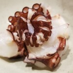 鮨匠 のむら - (05)茹で真蛸(鹿児島県開聞岳沖産、800g)
      茹でたてアツアツに細工包丁を入れます。
      とりあえず何も付けず一口、「旨い！」
      旨味が濃厚で自然な甘さが拡がります。
      梅山葵、酢味噌がオススメ。