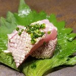 鮨匠 のむら - (07)銀紙鯵の若魚のハラミ(鹿児島県開聞岳沖産、2kg弱、船上放血神経〆、1日寝かせ)
      産卵期は春～夏、旬は秋～冬
      傷みが早い魚で血抜きと処置が大切、大きいサイズよりも若魚くらいが美味しい