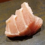 鮨匠 のむら - (08)芭蕉梶木(バショウカジキ)の大トロ(鹿児島県開聞岳沖産、40kg)
      産卵期は夏、旬は秋
      身はやや橙色で味わいは濃厚なコクがありますが、本鮪の大トロよりサッパリとしています