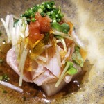 鮨匠 のむら - (14)歯鰹(鹿児島県開聞岳沖産、2.8kg、2日寝かせ)のたたき
      産卵期は夏、旬は秋～冬
      鰹と歯鰹は別の魚で習性が異なり、その身も薄い桃色で、本来の味わいはサッパリ。
      脂のりが良くて味わいは濃いめ♪