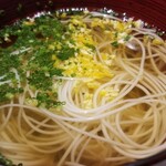 鮨匠 のむら - (16)温かい素麺(長崎県島原産、陣川製麺)、鯖節(鹿児島県屋久島産)の出汁
      厚生省「現代の名工」に手延べ素麺で全国で初受賞、素麺業界で唯一人の黄綬褒章受賞の陣川利男氏が作る手延べ素麺、3年熟成の上古