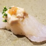 鮨匠 のむら - (17)皮剥(鹿児島県開聞岳沖産、4日寝かせ)、肝載せ
      産卵期は初夏～夏、旬は秋～冬
      皮剥は驚くほど透明感があり、その透明な身に細かなサシが入っています
      肝に全く臭みが無く滑らかなコクを楽しみます