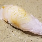 鮨匠 のむら - (18)九絵の若魚(鹿児島県開聞岳沖産、3kg、4日寝かせ)
      産卵期は夏、旬は晩秋～初夏
      全数が雌で生まれ10kgで雄に性転換
      他では味わえない九絵の香りを重視する選択と仕込みです