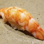 鮨匠 のむら - (20)車海老(鹿児島県出水産)(茹で立て)
      産卵期は初夏～初秋、旬は初夏～初秋。
      アツアツの茹で海老、車海老らしい濃厚な味を温かい茹で立てと温かいシャリで握って下さいます。