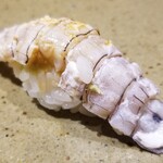鮨匠 のむら - (21)蝦蛄(鹿児島県出水産)(茹で立て)
      先程まで生きていた茹で立てならではの
      甘み、海老と蟹の間のようなやや濃いめの旨み、シャリが合わさり酢の酸味が存在することでスッと円やかな印象に変わります。