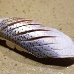 鮨匠 のむら - (23)小鰭(鹿児島県甑島列島産、3日寝かせ)
      産卵期は春。旬はそれぞれ、新子は初夏
      小鰭は鮗の青年期の呼び名
      小鰭は夏、鮗は晩秋～晩冬、寿命3年
      〆の塩梅が良く、薫りが良いです
      脂のりも良く美味しい