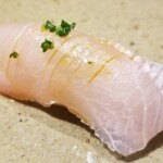 鮨匠 のむら - (25)縞鯵のハラミ(鹿児島県開聞岳沖産、1.9kg、2日寝かせ)
      産卵期は秋～冬、旬は夏～秋
      脂がのって旨味も抜群ですが、スッキリとした後味で軽やかです