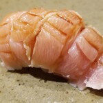 鮨匠 のむら - (28)芭蕉梶木(鹿児島県開聞岳沖産、40kg)の大トロ
      秋太郎の極上大トロ、スペシャルなネタ♪
      体長は長いがバショウカジキの身はパサパサで美味しくないイメージですが、大トロだけは最上級に美味しい♪