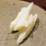 鮨匠 のむら - (30)ガリ
      ガリは最後に出てきます。
      この辺も普通とは異なりますが、口の中をスッキリさせてくれます。
      そして男性と女性で切り方が異なります