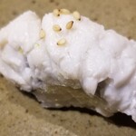 鮨匠 のむら - (31)蒸し太刀魚(鹿児島県開聞岳沖産、2.5kg)、カボス果汁掛け
      産卵期は海水温により春～秋、旬はほぼ通年。
      蒸し焼きで脂分を落として、カボス果汁でさっぱりとした味わいにまとめてあります。