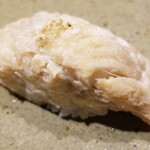 鮨匠 のむら - (32)煮穴子(長崎県対馬列島産)
      産卵期は初夏～初秋、旬は夏～秋、寿命は3年~7年
      ふわふわ穴子が美味しい！
      蒸し立てを出して下さいます
      オリジナル出汁醤油で1時間煮てます