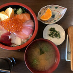 Famirishokudousakanayasan - ﾜﾀｼの海鮮丼  ミカンと漬物にお味噌汁付きます