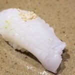 鮨匠 のむら - (15)障泥烏賊(鹿児島県開聞岳沖産、3日寝かせ)カボス・塩
      産卵期は春～初夏、旬は春～夏、寿命1年
      モチモチとした食感で甘みも強い
      少し寝かせてあり柔らかく仕上がって、旨みと甘みが引き出されています