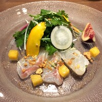 カントニーズ 燕 - ヒラスズキの刺身サラダ葱生姜風味