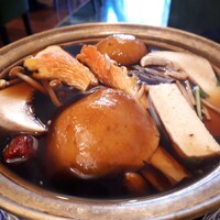 Shangri-La’s secret 表参道店 - ⚫黒湯鍋　キノコをたっぷり入れて 